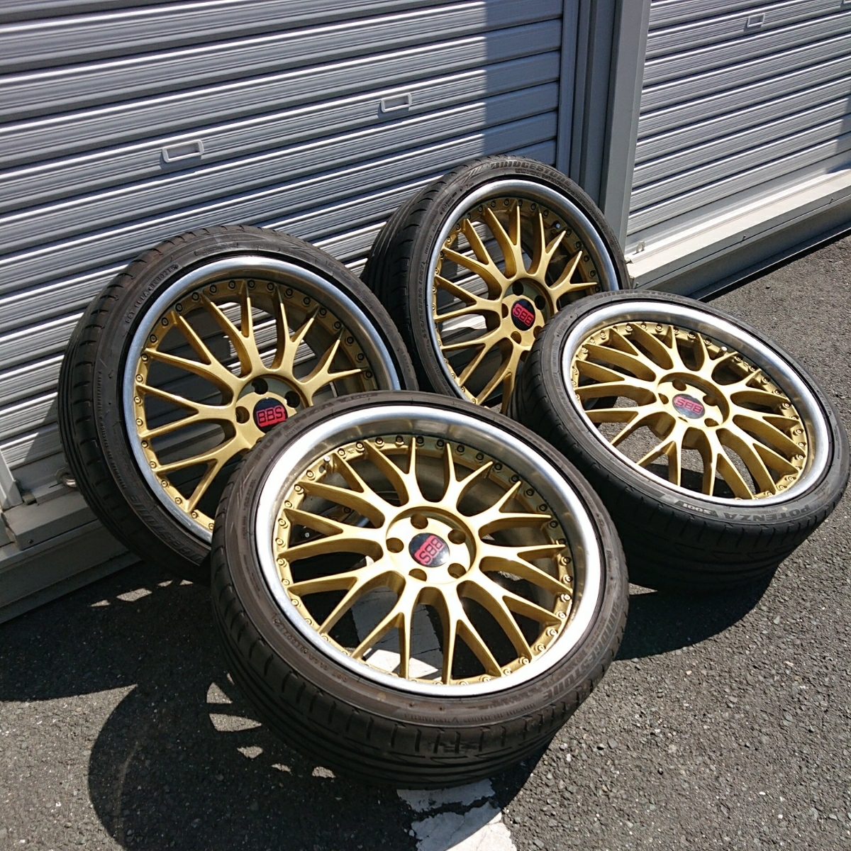 エンケイインチ 日本製 ゴールドメッシュホイール 金 フロント8j43 リア9j43 タイヤフロント235 35 リア245 35 前後共bsポテンザs001 ラジアルタイヤ 売買されたオークション情報 Yahooの商品情報をアーカイブ公開 オークファン Aucfan Com