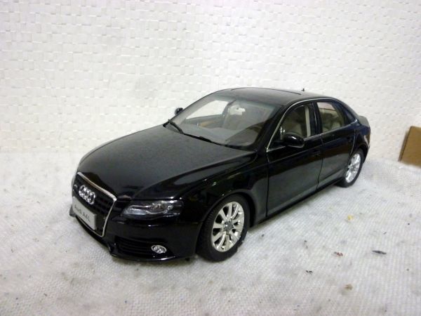 アウディ A4 L 1/18 ミニカー AUDI 黒 1⁄18 ミニカー アウディ A4L 1
