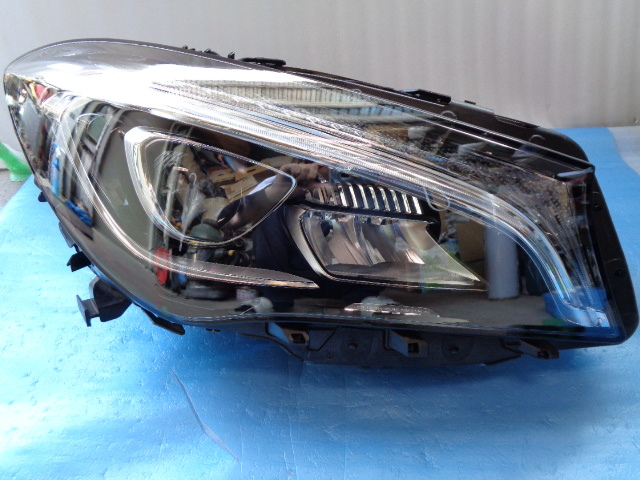 Ｗ117　ベンツ　ＣＬＡクラス　右ヘッドライト　1908-7185