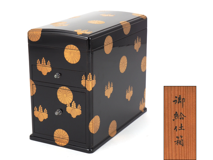 高品質，新品 夢工房 時代 仏教具 黒漆塗 菊桐 金蒔絵 御給仕箱 箱入 高さ20.1㎝ K-011(漆芸)｜売買されたオークション情報、yahooの商品情報をアーカイブ公開 - オークファン その他