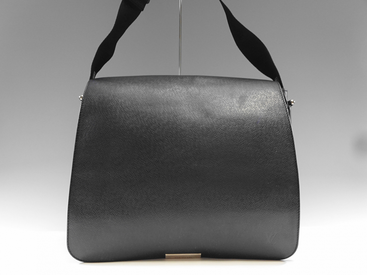 超美品】 ルイヴィトン Louis Vuitton タイガ ヴィクトール ショルダー 