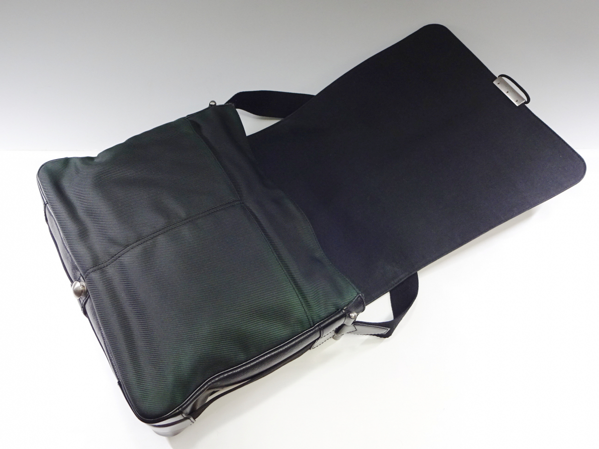 超美品】 ルイヴィトン Louis Vuitton タイガ ヴィクトール ショルダー 