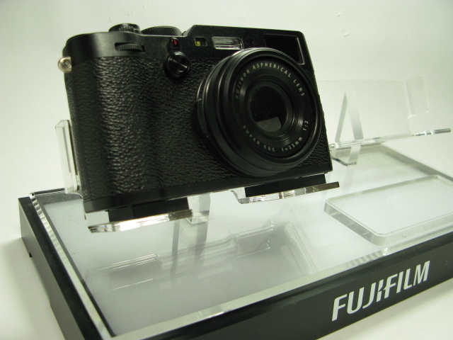 ☆★フジフィルムFUJIFILM X100Fカメラ展示台とモックアップ（飾り物）★ブラック★Ｂ★