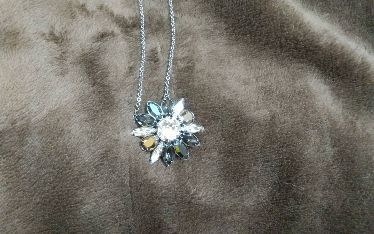 新品スワロフスキーSWAROVSKIネックレス箱入りそごう百貨店購入品お花形で素敵
