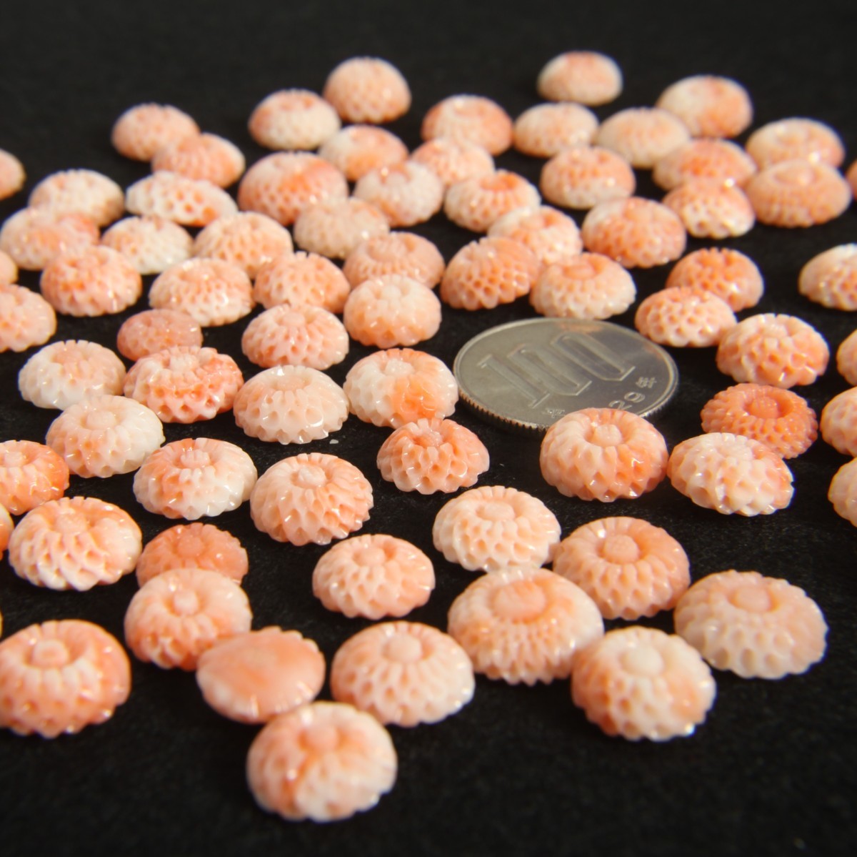 24 本珊瑚 ・玉菊彫・直径約8.8～13.2mm ・片穴・69g 89個 さんご