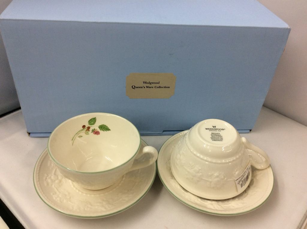【英国製】 Festivity 4枚 ウェッジウッド WEDGWOOD カップ＆ソーサーペア FESTIVITY RASPBERRY