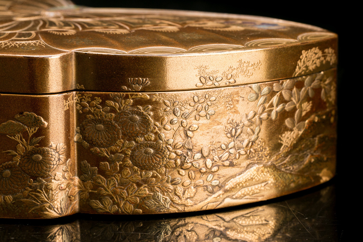 時代物 流時代漆器 箱付 JS063 黒塗花唐草蒔絵内梨地硯箱 - 抱き鬼柏