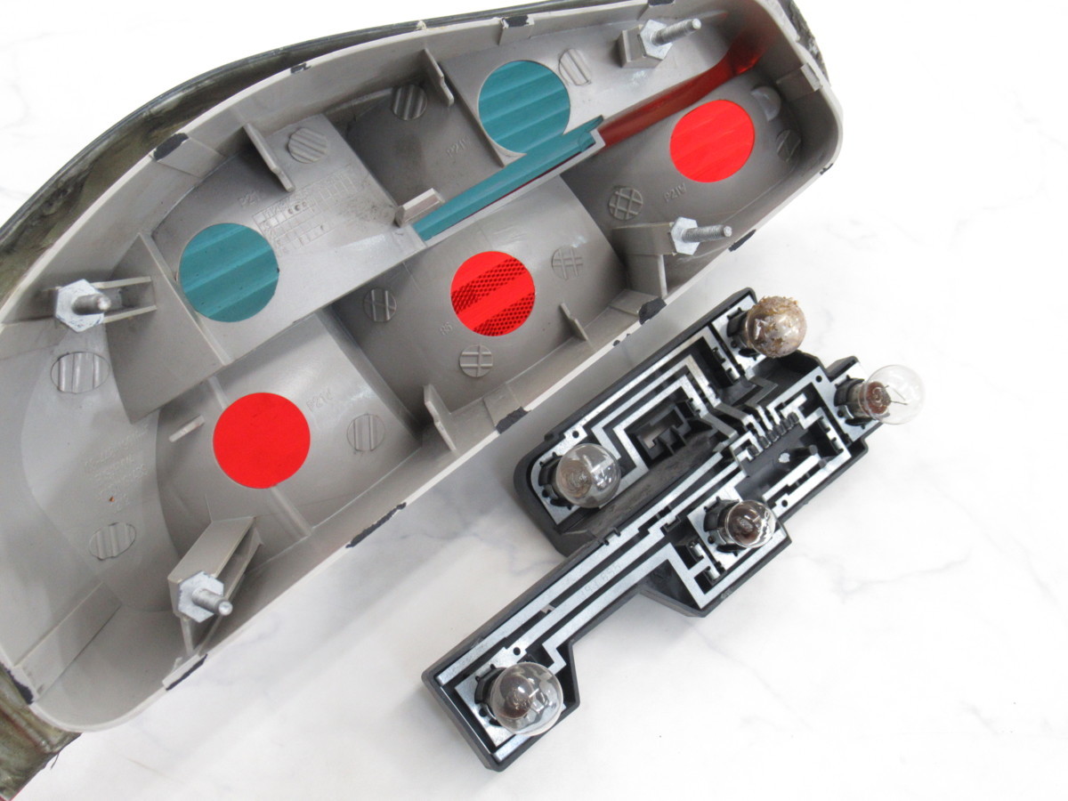 PORSCHE(ポルシェ)ボクスター986純正テールランプ(08-448-1901R/L)左右