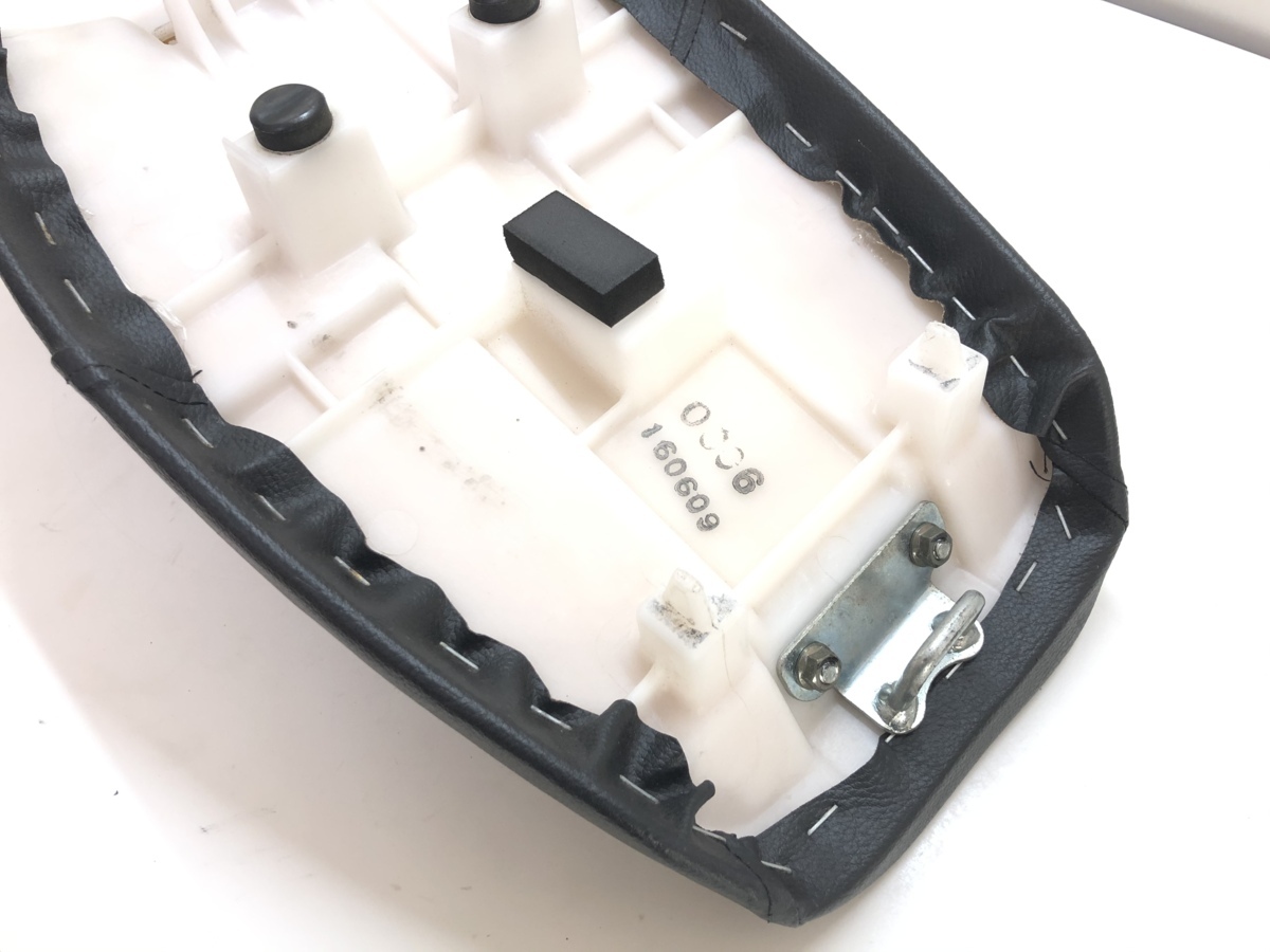 1) カワサキ KSR110 純正 シート KL110A-002※※※ B4 オートバイ 自動車