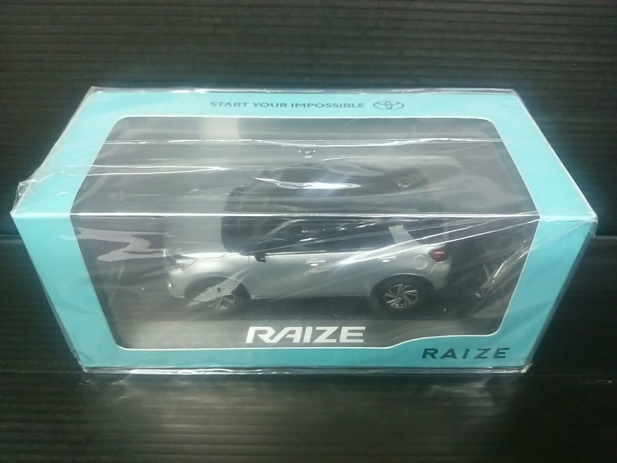 トヨタ 1/30 ライズ RAIZE ブラックマイカメタリック x ブライトシルバーメタリック カラーサンプル ミニカー[240015191703]