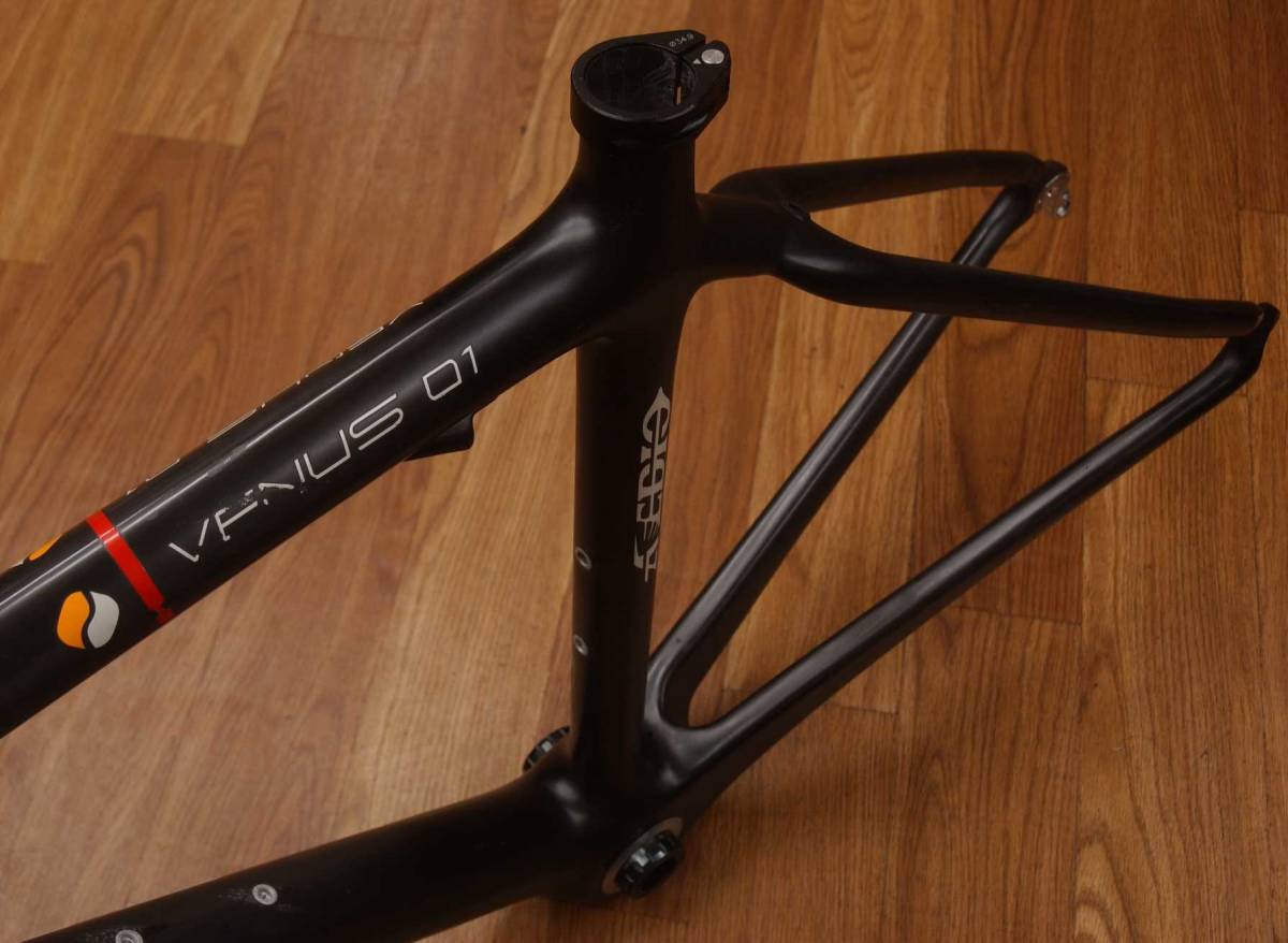 エヴァディオ ヘッド周りの高剛性化とケーブル内蔵処理で ヴィーナス01 VENUS AVEDIO RS 01 SET｜旗参自転車商店｜品川区 ヴィーナス | FRAME ロードバイク - ディスクブレーキを獲得した生粋の 待望のスモールサイズフルカーボンバイク ロー