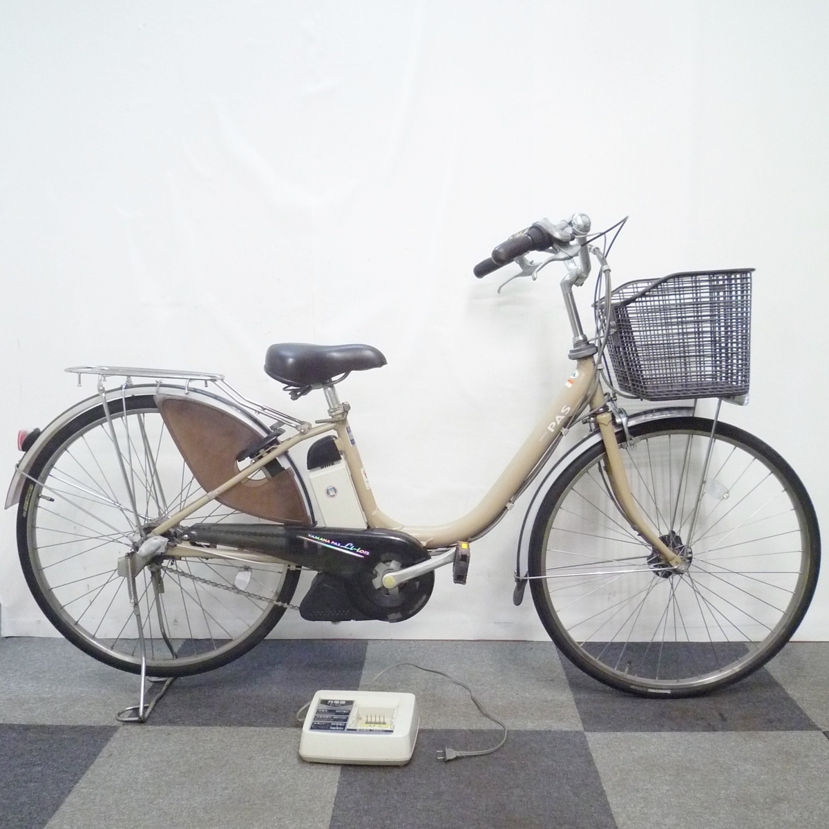  電動自転車 ヤマハ パス 充電器付 LEDライト クリーム色 YAMAHA PAS(電動アシスト自転車)｜売買されたオークション情報、yahooの商品情報をアーカイブ公開 - オークファン 電動アシスト自転車