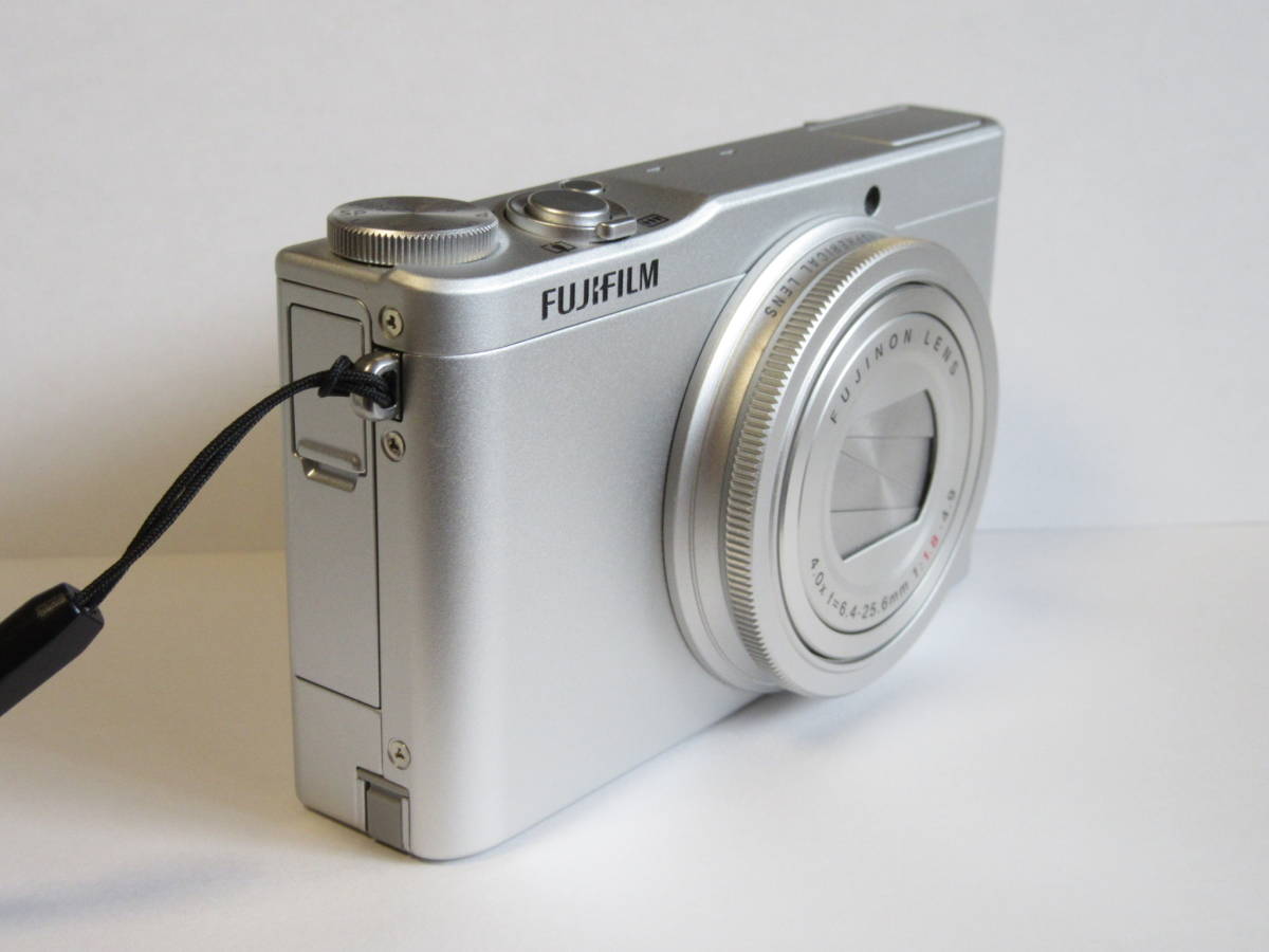 FUJI FILM 富士フィルム XQ1 シルバー - www.onkajans.com