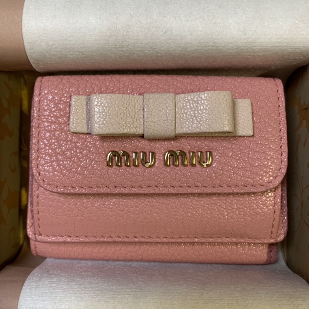 格安 MIU MIU ミュウミュウ正規店 購入したミニ財布(女性用財布)｜売買されたオークション情報、yahooの商品情報をアーカイブ公開 - オークファン 服飾小物