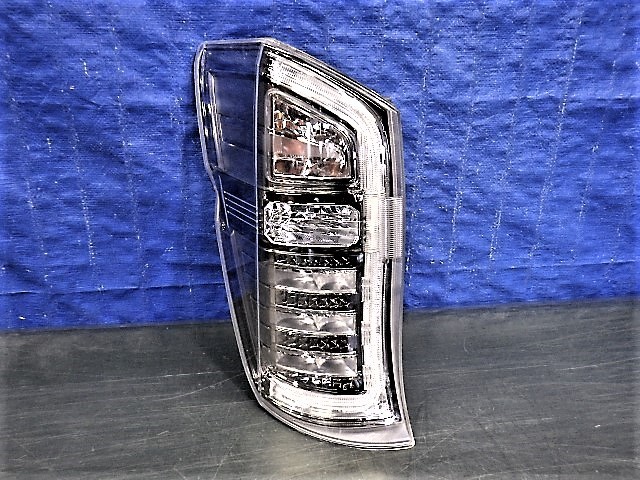 美品 後期RK5 ステップワゴンスパーダ 右テール RK6 W0587 LED 割れ