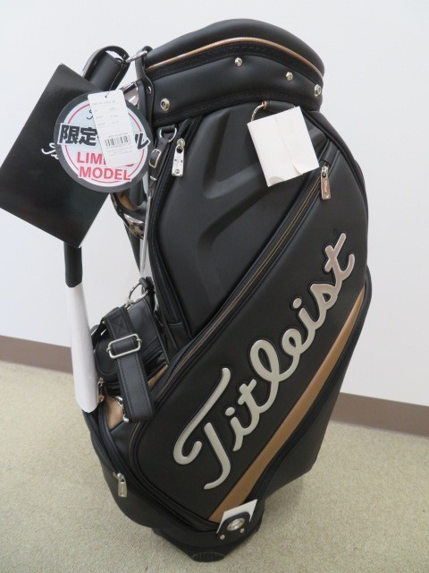 限定SALE，最新作 訳あり タイトリスト 2017春限定キャディバッグ ブラック ＣＢ７Ｖ１ 9.5型 4.7Kg フード ネームプレート付き(タイトリスト)｜売買されたオークション情報、yahooの商品情報をアーカイブ公開 - キャディバッグ