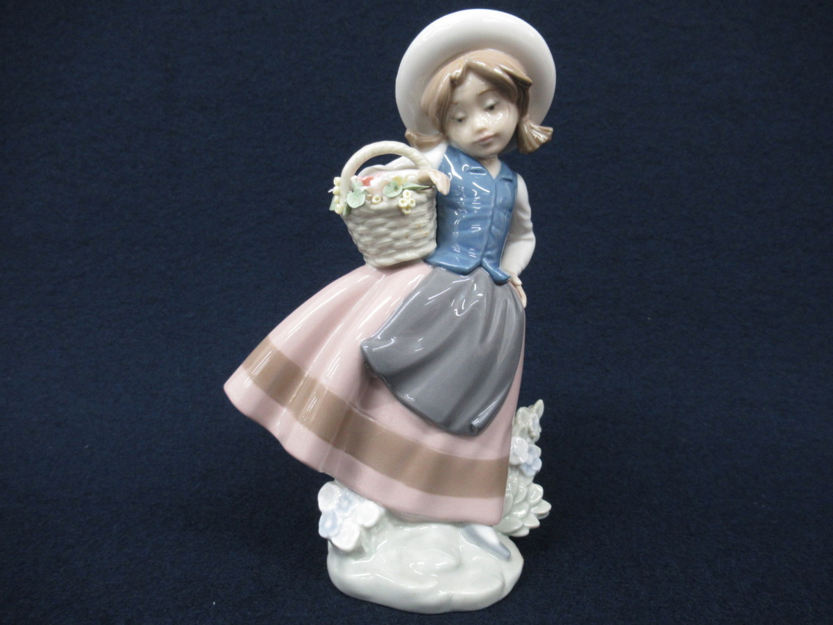 ♡ 【LLADRO 】リヤドロ「甘い花の香り」5221 リヤドロ 甘い香り 人形 リヤドロ公式オンライン LLADRO : 01005221