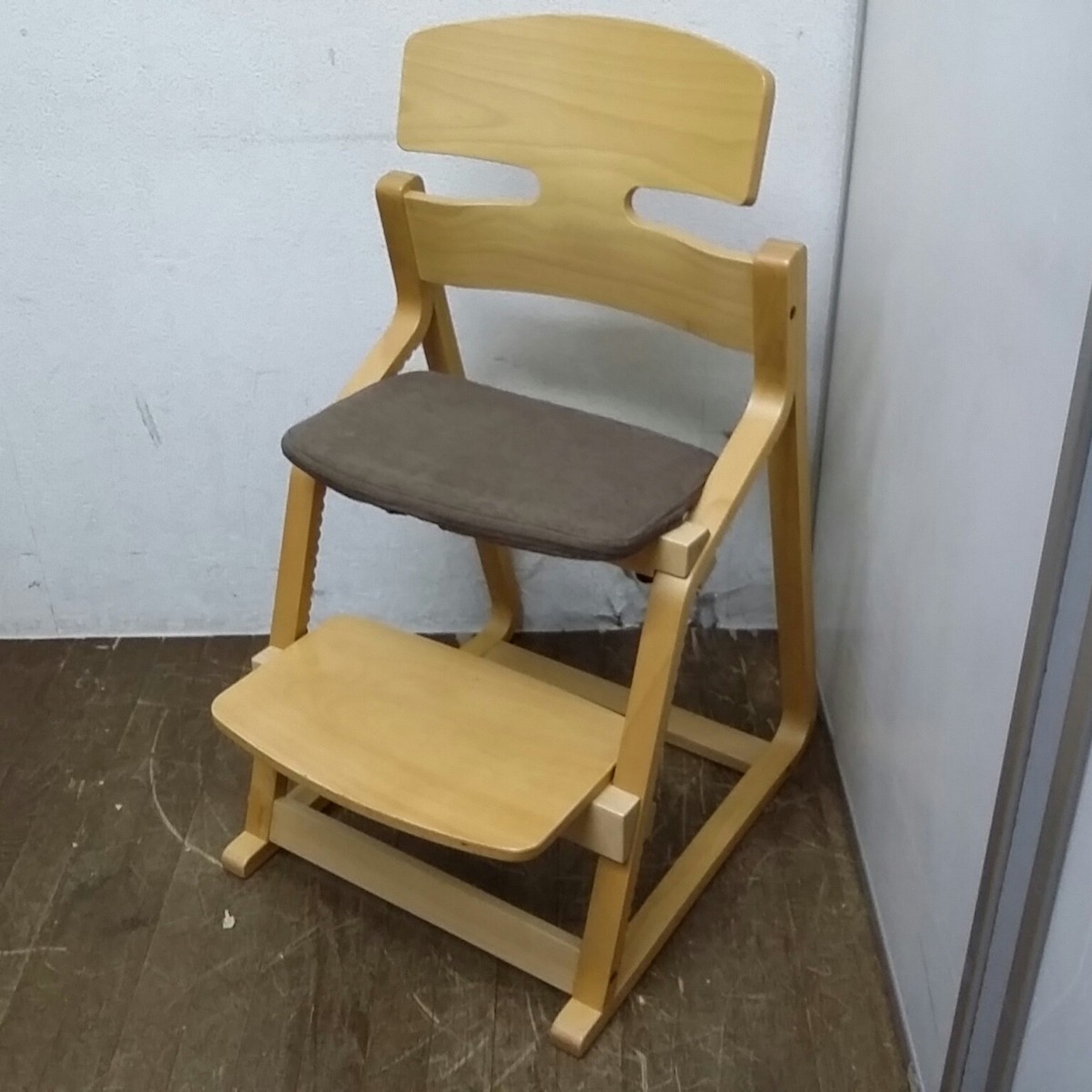 豊橋木工 UPRIGHT アップライトチェア ファースト 姿勢を守る子ども