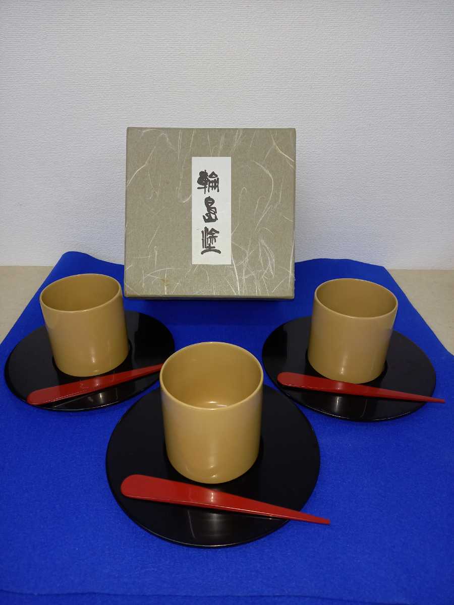 中古品 蔵出し品 輪島塗 コーヒーセット5組 和食器 伝統工芸品 黒 黄土色 朱色200915⑥ | 輪島塗 輪島塗〈大藤漆器店〉コーヒーカップセット 235,400円（税込） １組 春秋蒔絵は、内側を白塗りにしてコーヒーの色も