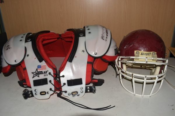 格安，新作登場 140/9B49 ジャンク アメリカンフットボール 用品 ショルダー パッド ヘルメット セット SCHUTT DOUGLAS(その他)｜売買されたオークション情報、yahooの商品情報をアーカイブ公開 - オークファン その他