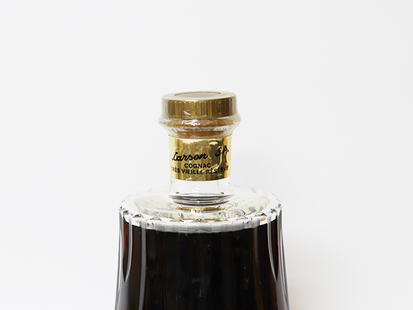 ★ラーセン バカラ クリスタルボトル デキャンタ LARSEN / アルコール度数:40% 内容量:700ml ラーセン ブランデー LARSEN カービング ゴールド メルカリ
