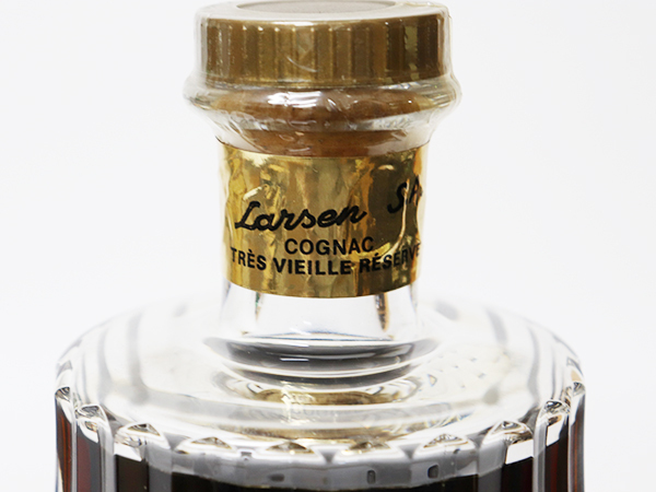 ★ラーセン バカラ クリスタルボトル デキャンタ LARSEN / アルコール度数:40% 内容量:700ml ラーセン ブランデー LARSEN カービング ゴールド メルカリ