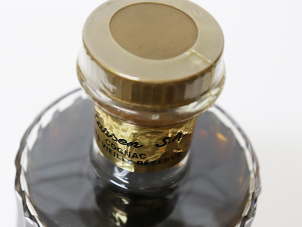 ★ラーセン バカラ クリスタルボトル デキャンタ LARSEN / アルコール度数:40% 内容量:700ml ラーセン ブランデー LARSEN カービング ゴールド メルカリ