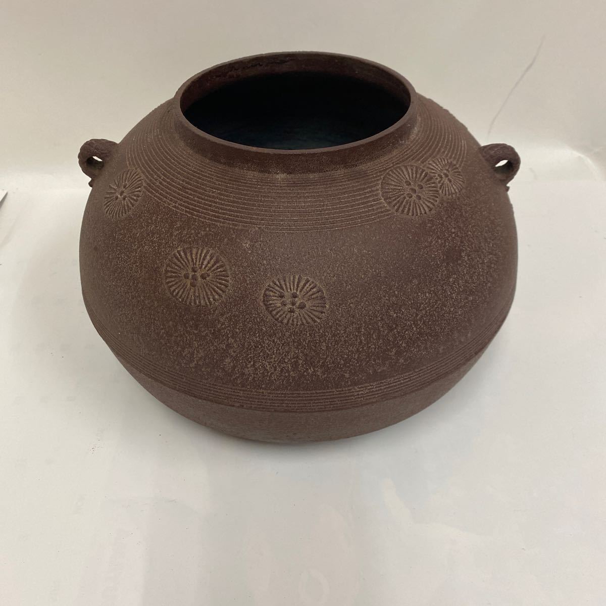 日展審査員『横倉嘉山』作 平丸唐松紋釜 ☆共箱 釜 茶道 -日展(釜)の