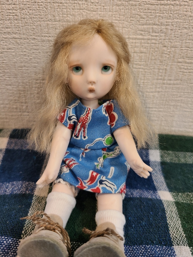 ドール 女の子とヒヨコ グラスアイ 樹脂粘土 創作人形