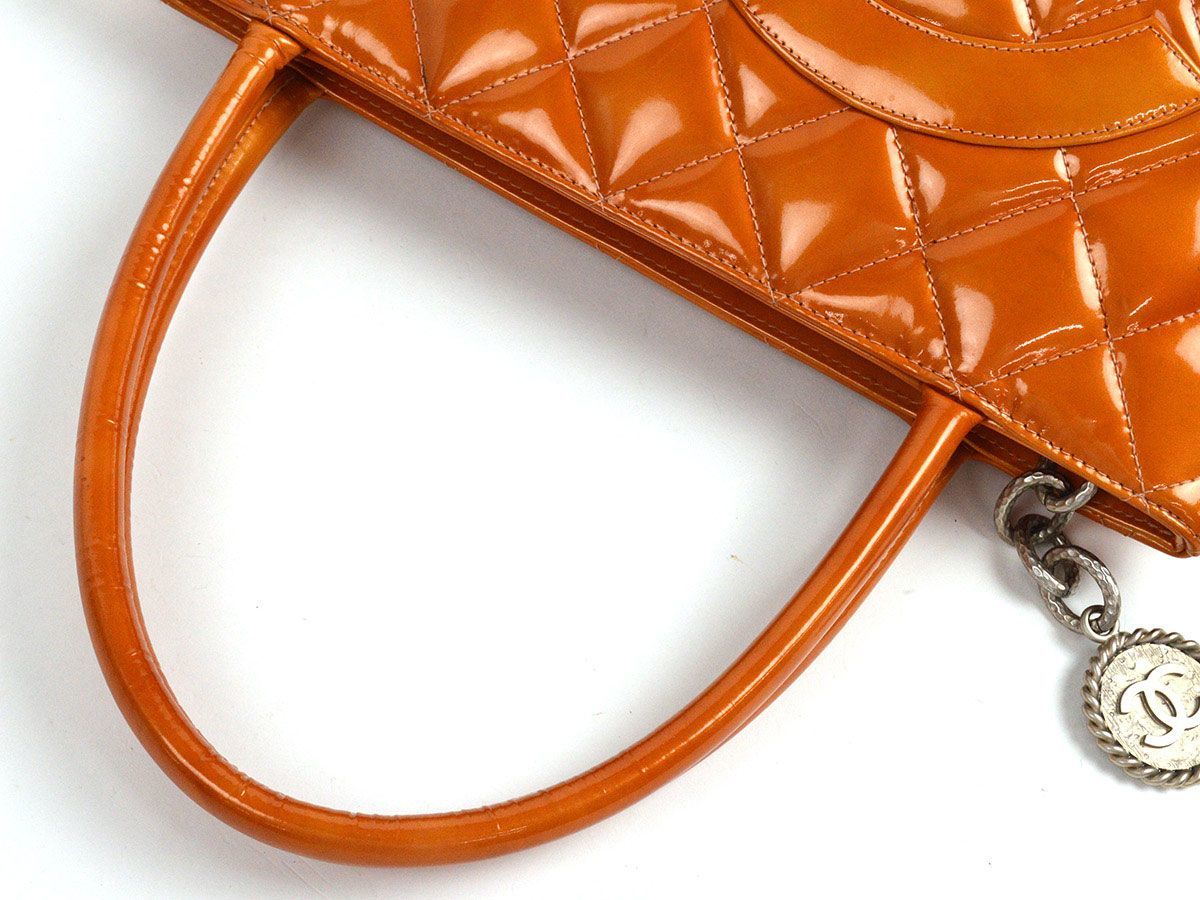 シャネルの”可愛い”がたっぷりのバッグ「復刻トート」｜中古ブランド品 