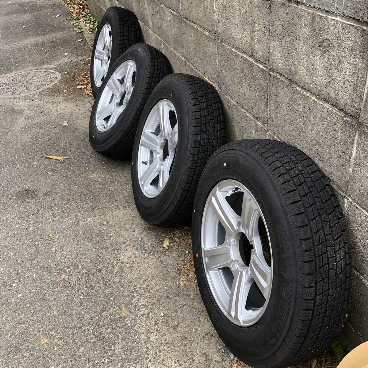 スタッドレスタイヤ 16インチ アルミ付4本 205/65R16 2ヶ月のみ使用 