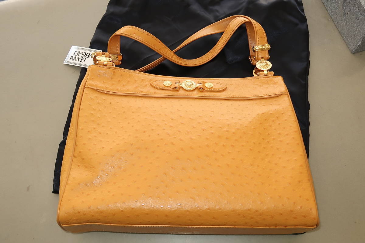  GIANNI VERSACE ヴェルサーチ オーストリッチ型押し トートバッグ(かばん、バッグ)｜売買されたオークション情報、yahooの商品情報をアーカイブ公開 - オークファン かばん、バッグ