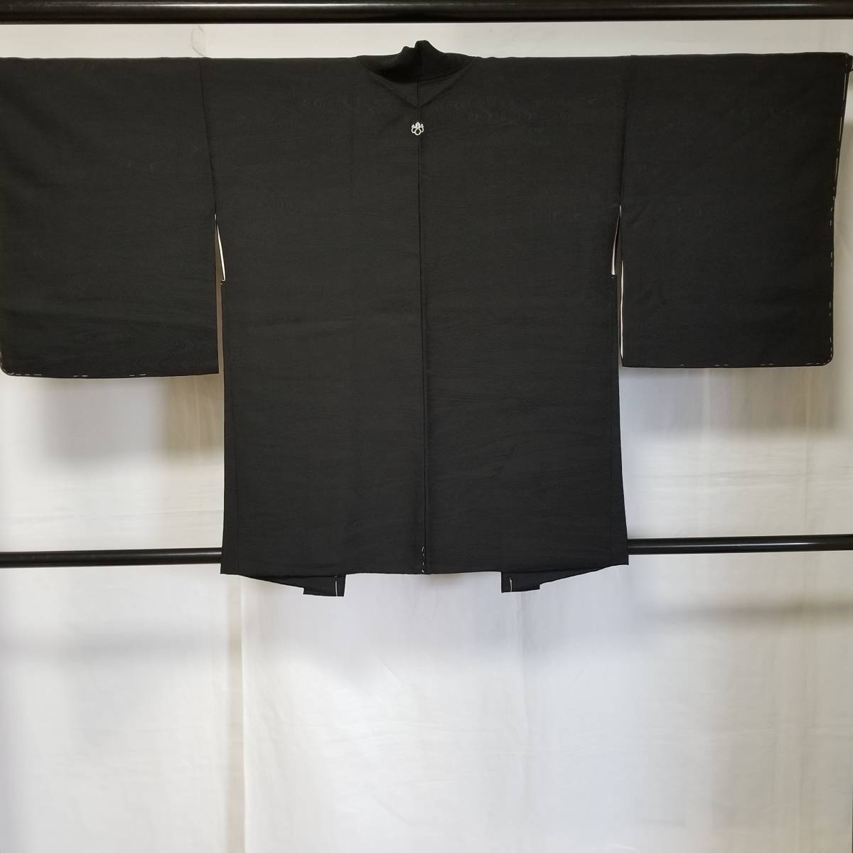 【桐徳】仕付け糸付き｛正絹*黒紋付き*袷仕立*羽織｝*丈78-裄65*白糸.縫い紋.中陰五三の桐.紋*流水地紋*美品*№4108