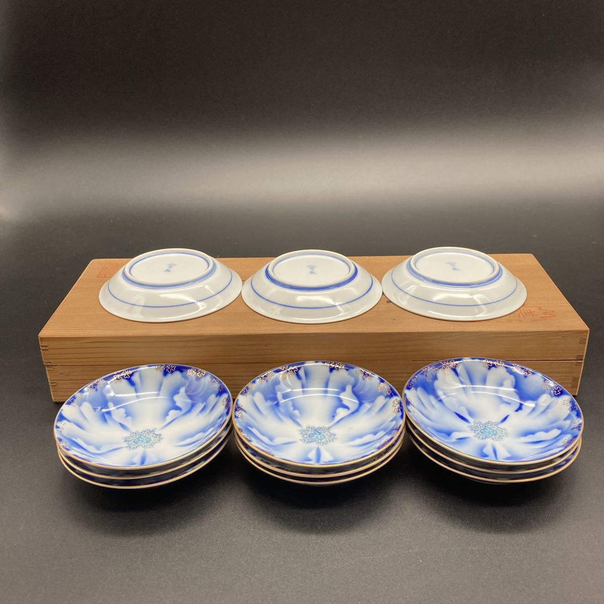 【新品/木箱付】宮内庁御用達 深川製磁 牡丹 染付金彩 大皿1枚 中皿5枚セット キッチン・食器 【新品/木箱付】宮内庁御用達 深川製磁 牡丹 染付金彩 大皿