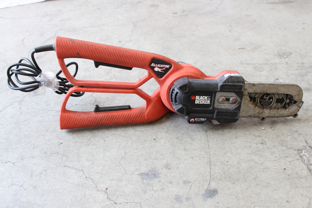 【ト打】BLACK&DECKER ブラックアンドデッカー 枝切りチェーンソー LP1000-JP 最大切断能力 100㎜ 電動工具 切断機 AC457BOS24