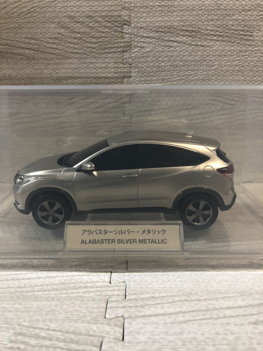 1 24 ホンダ ヴェゼル Vezel ディーラー特注 非売品 カラーサンプル ミニカー アラバスターシルバー メタリック 乗用車 売買されたオークション情報 Yahooの商品情報をアーカイブ公開 オークファン Aucfan Com