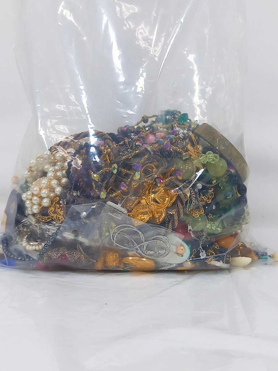 【お買い得，得価】 大量セット イミテーションアクセサリーまとめ2kg　ネックレス、イヤリング、ブレスレット、ブローチその他　石 #5000