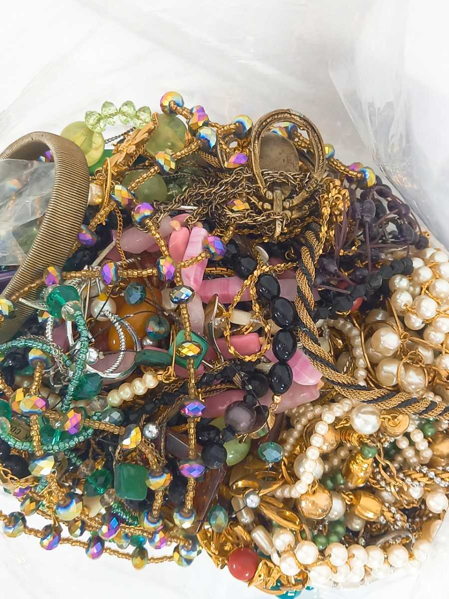 【お買い得， 得価】 大量セット イミテーションアクセサリーまとめ2kg　ネックレス、イヤリング、ブレスレット、ブローチその他　石 #5000