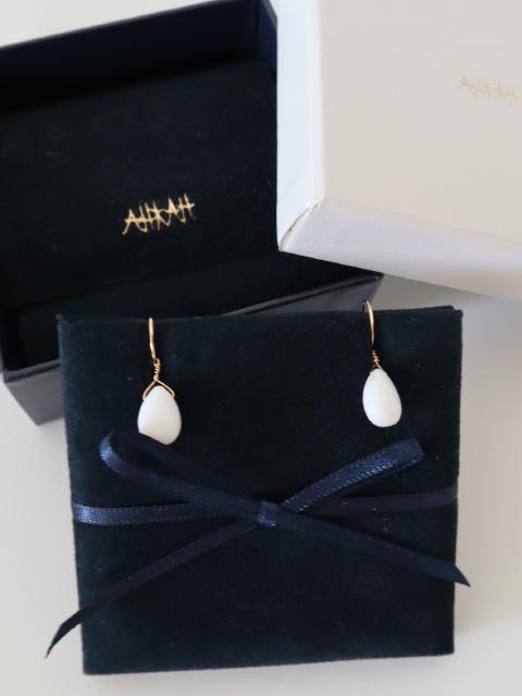 ★AHKAH★アーカー しずく型ピアス 18K ホワイト×ゴールド アクセサリー シンプル デイリー 大人女子 オフィス ケース付き 6396769