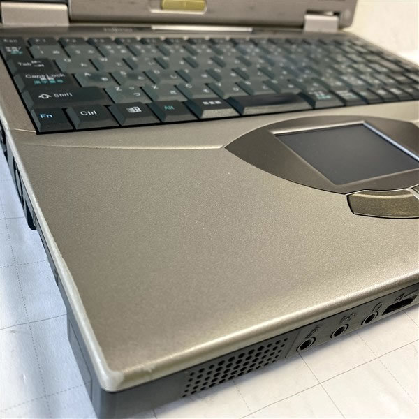 富士通、Windows 98搭載の新モデル 富士通 FMV-BIBLO NR/33X Win98SE