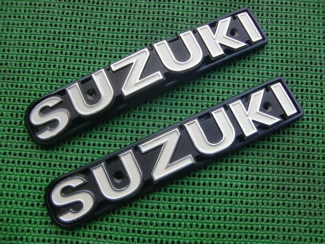 セール，人気 GSX400E GSX250 ザリ 凹み型 タンクエンブレム 2枚セット SUZUKI 検/GS400 GS400E GS425 GT380 GT750 ゴキ 絶版旧車(スズキ用)｜売買されたオークション情報、yahooの商品情報をアーカイブ公開 - オークファン スズキ用