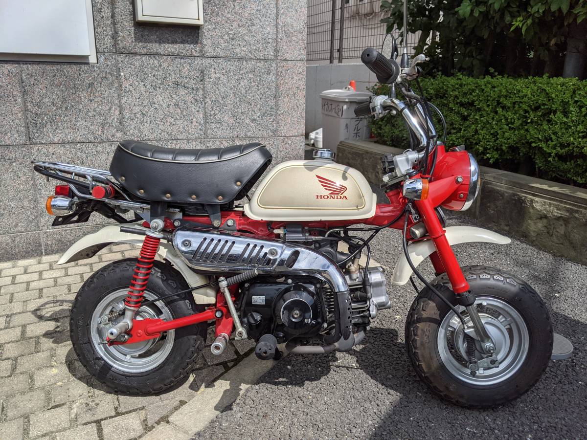 カブエンジンと中華フレームの、ちょっと残念な FIモンキー / 両手