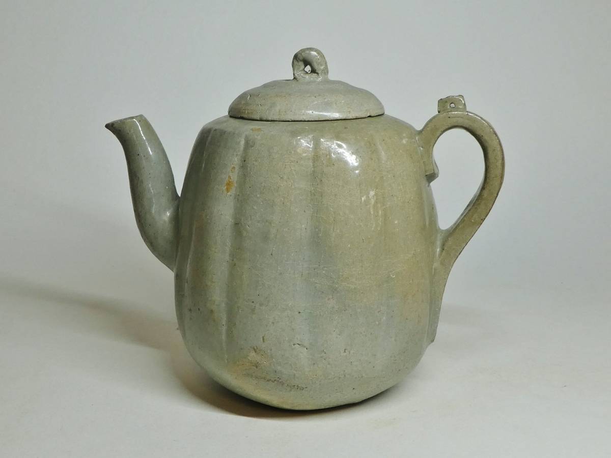高麗青磁瓜形水注（13世紀） 高麗時代（13世紀）青磁瓜形水注です