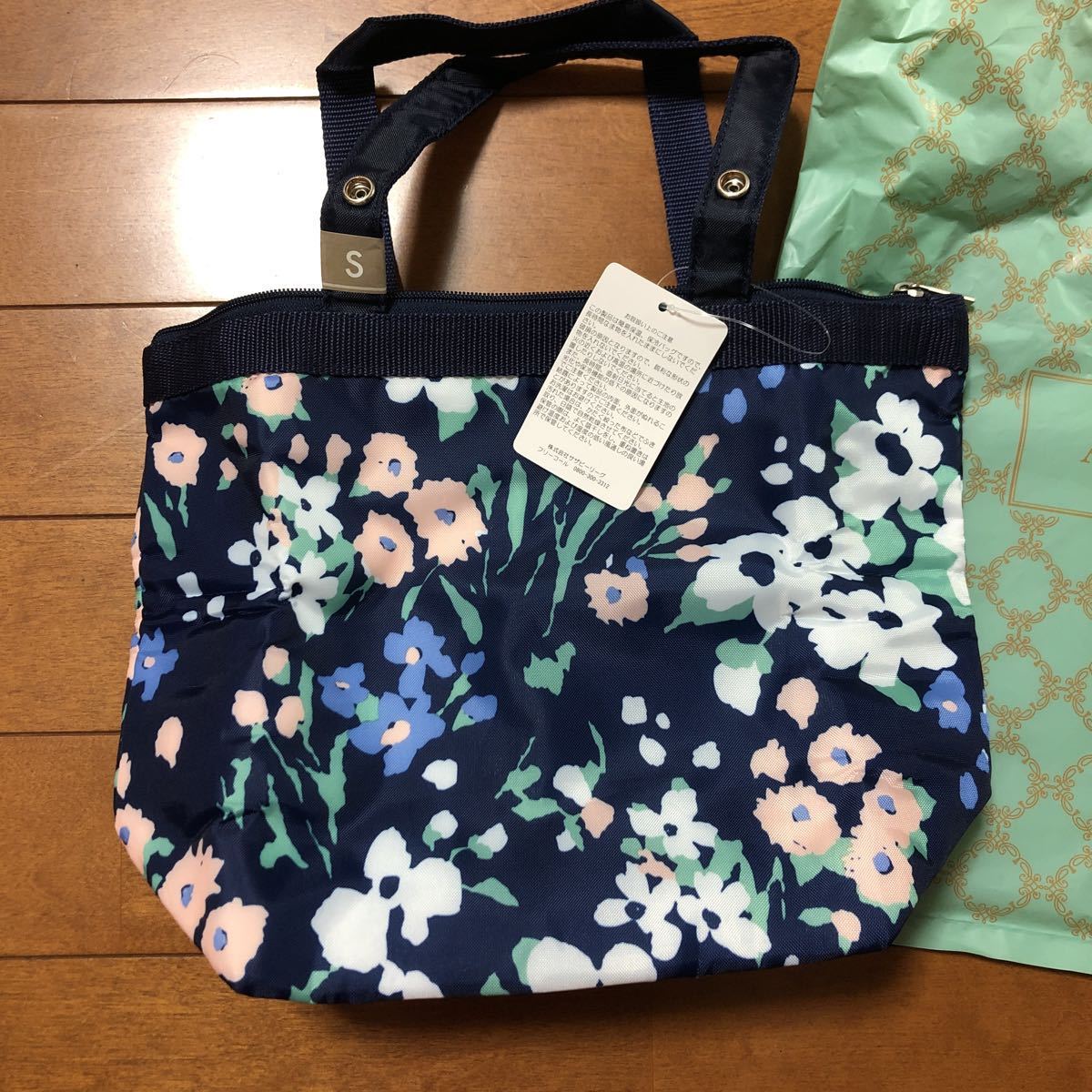 アフタヌーンティーの保冷バッグ ミニトートバッグ ショッピングバッグ付き トートバッグ 売買されたオークション情報 Yahooの商品情報をアーカイブ公開 オークファン Aucfan Com