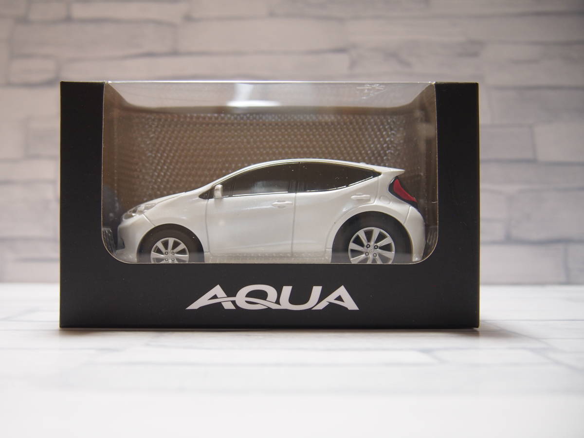 ミニカー　トヨタ　アクア　AQUA　プラチナホワイトパールマイカ　プルバックカー　非売品