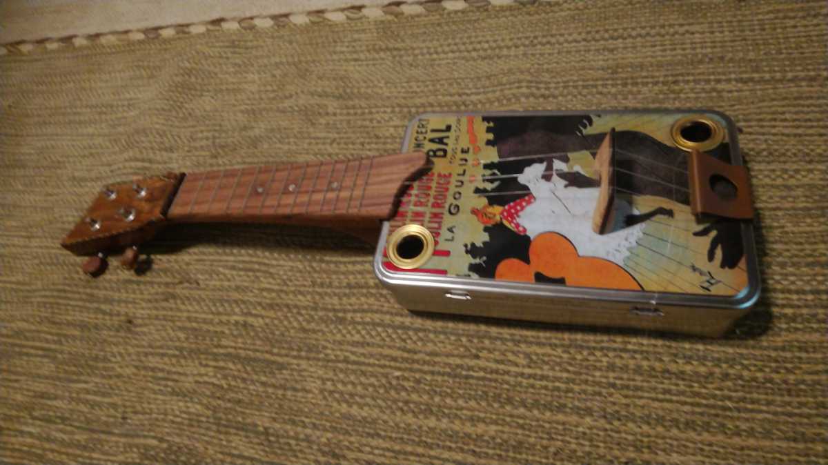 | ウクレレ WOOD DARUMA UKULELE 東京ばな奈やんちゃな暴れん坊「スティッチ」の新作スイーツ誕生 クッキー缶ウクレレ　その２