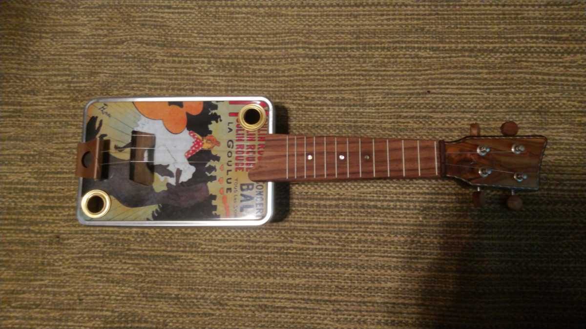 | ウクレレ WOOD DARUMA UKULELE 東京ばな奈やんちゃな暴れん坊「スティッチ」の新作スイーツ誕生 クッキー缶ウクレレ　その２