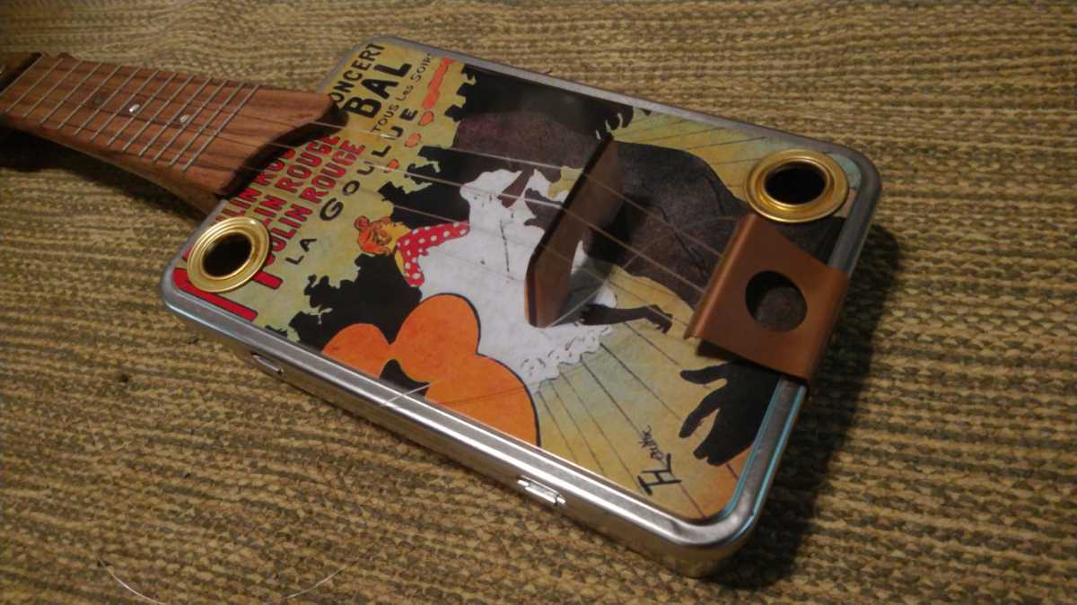 | ウクレレ WOOD DARUMA UKULELE 東京ばな奈やんちゃな暴れん坊「スティッチ」の新作スイーツ誕生 クッキー缶ウクレレ　その２
