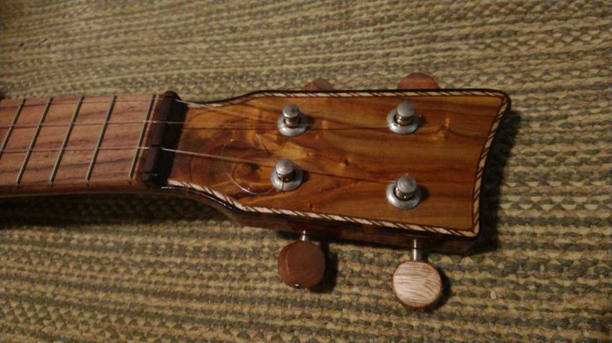 | ウクレレ WOOD DARUMA UKULELE 東京ばな奈やんちゃな暴れん坊「スティッチ」の新作スイーツ誕生 クッキー缶ウクレレ　その２