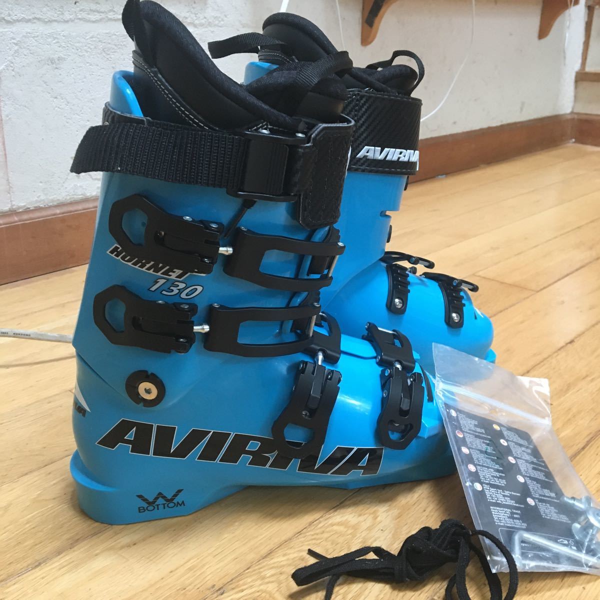 スキーブーツ AVIRIVA アビリーバ Hornet 130 23.5 新品 【公式通販】
